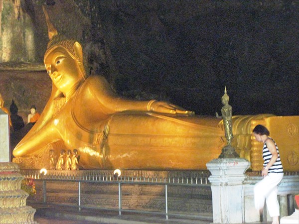 провинция Phang-nga.Лежачй будда в пещере Обезьян
