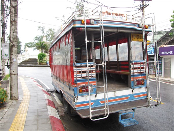 На этом автобсе мы приехали из г. Пхукет к отелю на Karon beach.