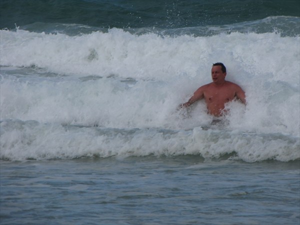 о. Пхукет. На пляже Карон. Как всегда довольно большие волны.