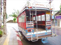 На этом автобсе мы приехали из г. Пхукет к отелю на Karon beach.