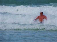 о. Пхукет. На пляже Карон. Как всегда довольно большие волны.