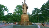 Statue1-Статуя Ли Тхай То