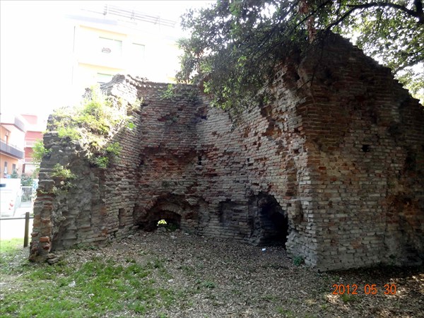 Остатки древнеримских стен.