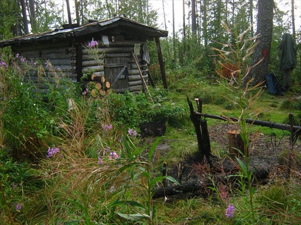 Избушка на `монастырской` тропе.