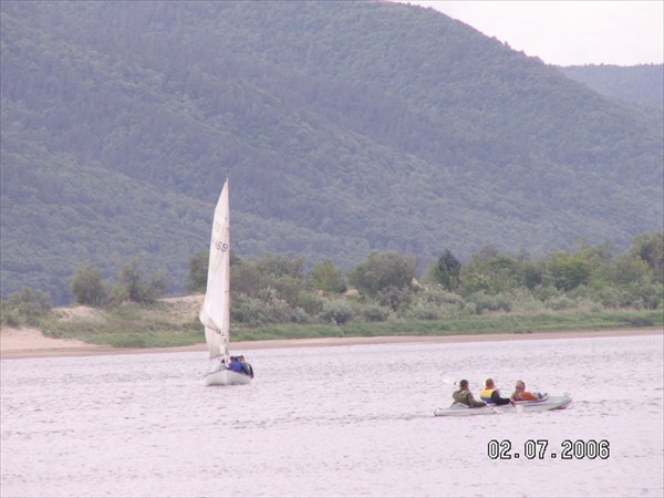 Pна фоне правого берега