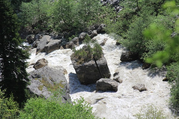 Вид на реку Гега ниже водопада