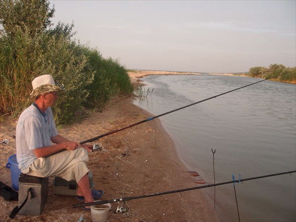 Рыбалка на канале рядом с Пересыпью