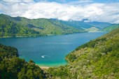 Вид на изрезанный островами залив Marlborough Sounds
