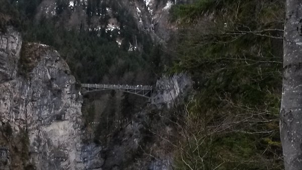 Ажурный мостик над водопадом