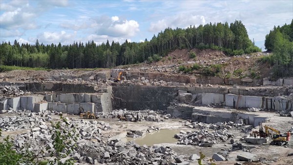 Дорога проходит вдоль карьер (от Соколиного озера к Возрождению)