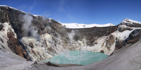 на фото: Кислотное озеро в кратере Горелого