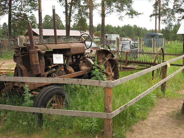 Один из первых советских тракторов