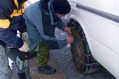 надевая цепи