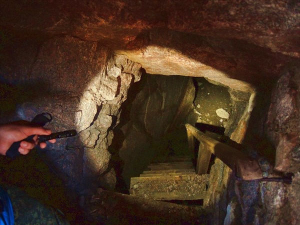 В пещере-бомбоубежище. В этой даже несколько входов-выходов.