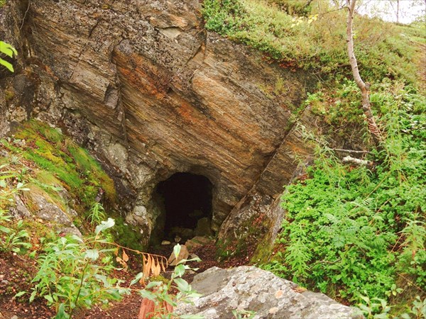 Пещеры-бомбоубежища и здесь.