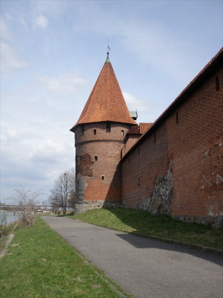 Крепостная стена с башней