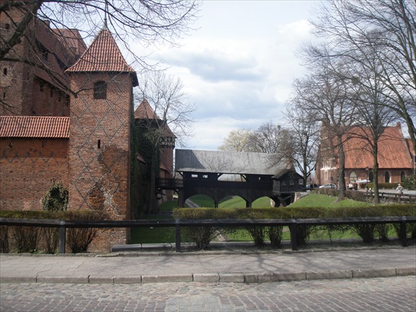 Деревянный вход в замок