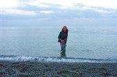 в море