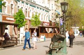 Памятник саратовской гармошке на пешеходном проспекте Кирова