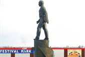 Памятник Ю.А. Гагарину с прозвищем `Головастик`