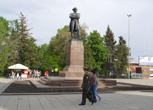 Сад Липки и памятник Н.Г. Чернышевскому перед ним