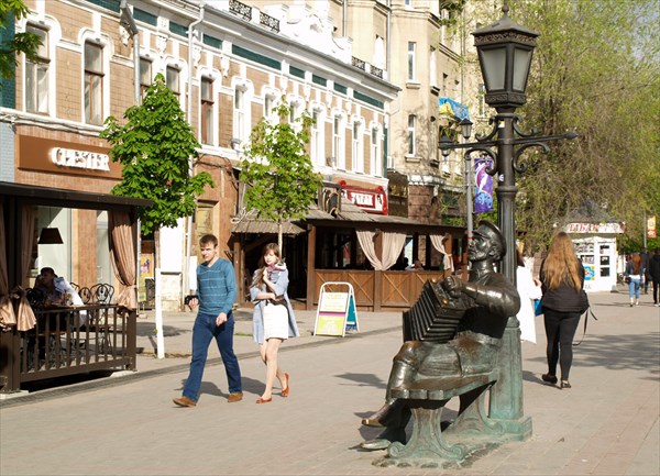 Памятник саратовской гармошке на пешеходном проспекте Кирова
