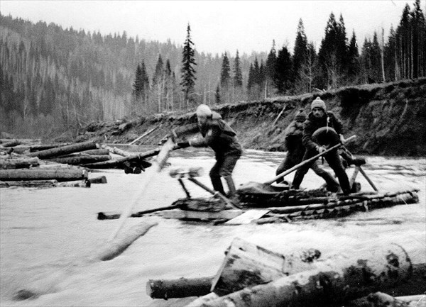 на фото: 1974 год. Весенний сплав по реке Койва.