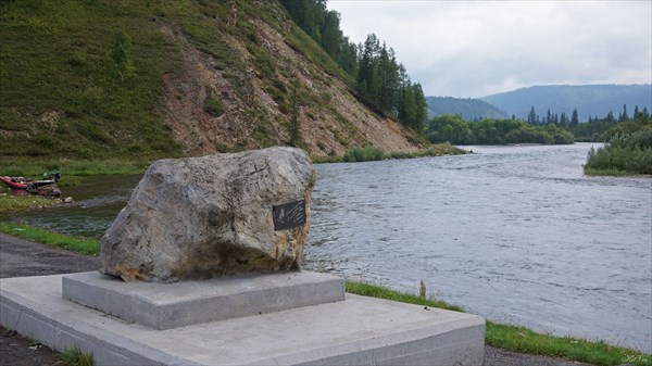 Камень-памятник Высоцкому у пос. Выезжий Лог