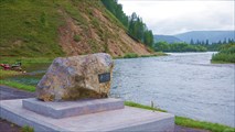 Камень-памятник Высоцкому у пос. Выезжий Лог