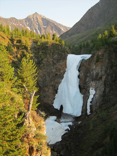 Водопад на месте слияния трех речек образующих Левый Шумак