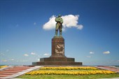 Памятник Чкалову-советскому летчику-испытателю