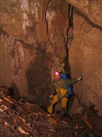 Под первым колодцем провала-пещера Под Каштаном
