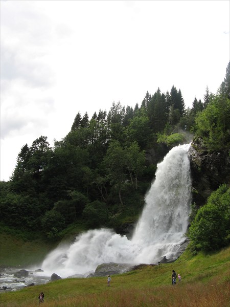 Steinsdalsfossen - очень мощный!