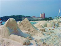 Творчество из песка на пляже возле отеля