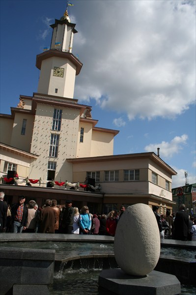 Центр Ивано-Франковска (вид на краеведческий музей)