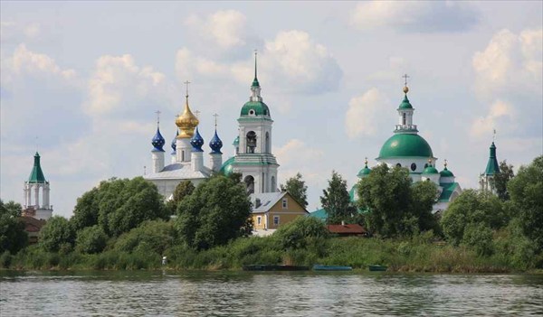 Спасо-Яковлевский Димитриев монастырь. вид с озера Неро