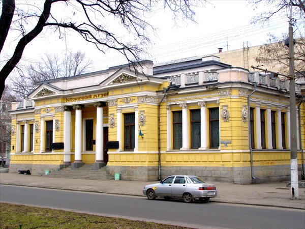 Фасад музея имени Д. И. Яворницкого