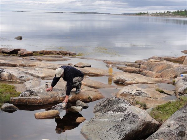 Капитан набирает воду.