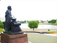 Памятник, вид на Свислочь-Памятник А.С. Пушкину