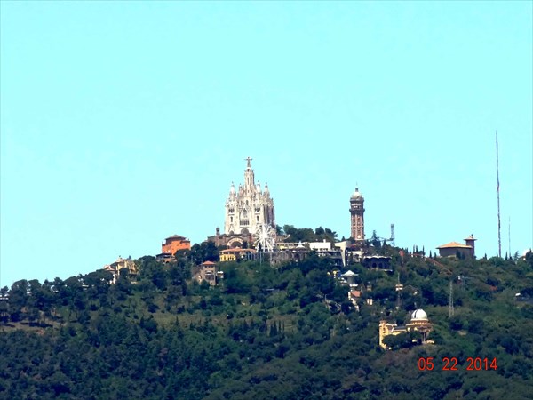 Гора Тибидабо и храм Святого сердца.