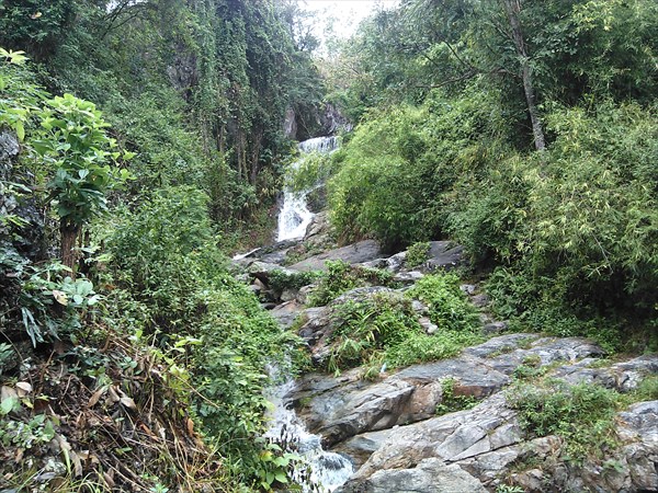 Водопад в начале подъема к Wat Suthep