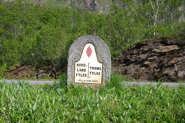 Старый пограничный камень между Нурланном и Тромсов