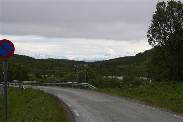 Вид с перевала на Fv14. Горы - на той стороне Ofotfjorden’а