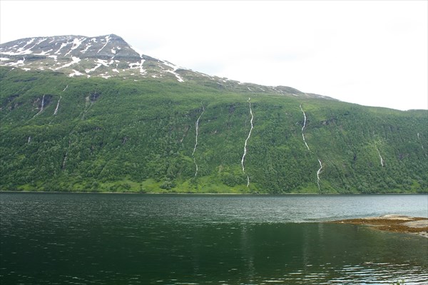 Множество водопадов на склонах берегов Gratangenfjord