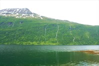 Множество водопадов на склонах берегов Gratangenfjord