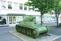 Французский танк Hotchkiss H35 на площади перед музеем