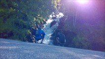 Вася и Макс фотографирую водопад у дороги