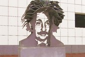 Памятник Эйнштейну.