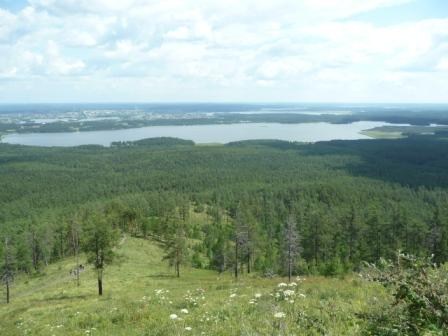 Вид на озеро Сугомак с горы