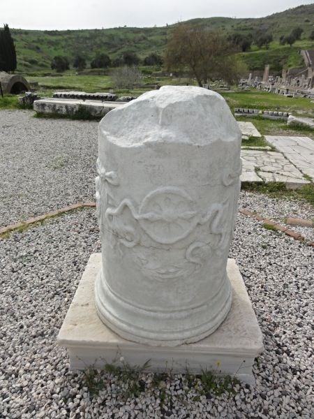 Копия основания статуи со змеей.